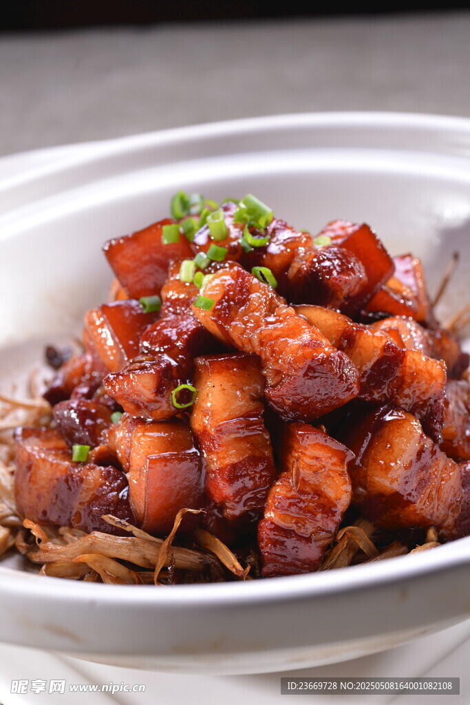 美味红烧肉盛于白瓷碗中
