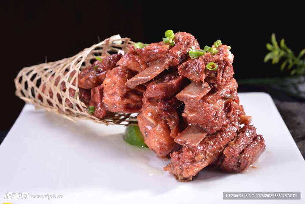 香酥排骨摆于锥形器皿中