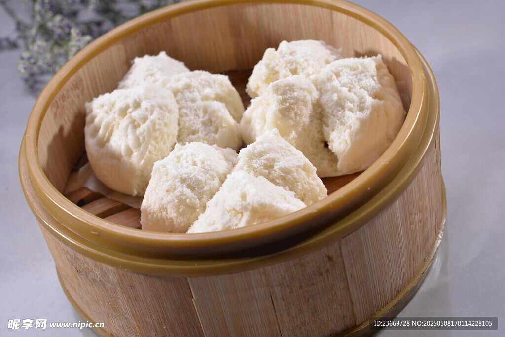 竹笼里的美味蓬松蒸包子