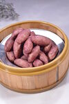 竹制容器中的新鲜紫薯