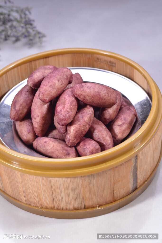 竹制容器中的新鲜紫薯