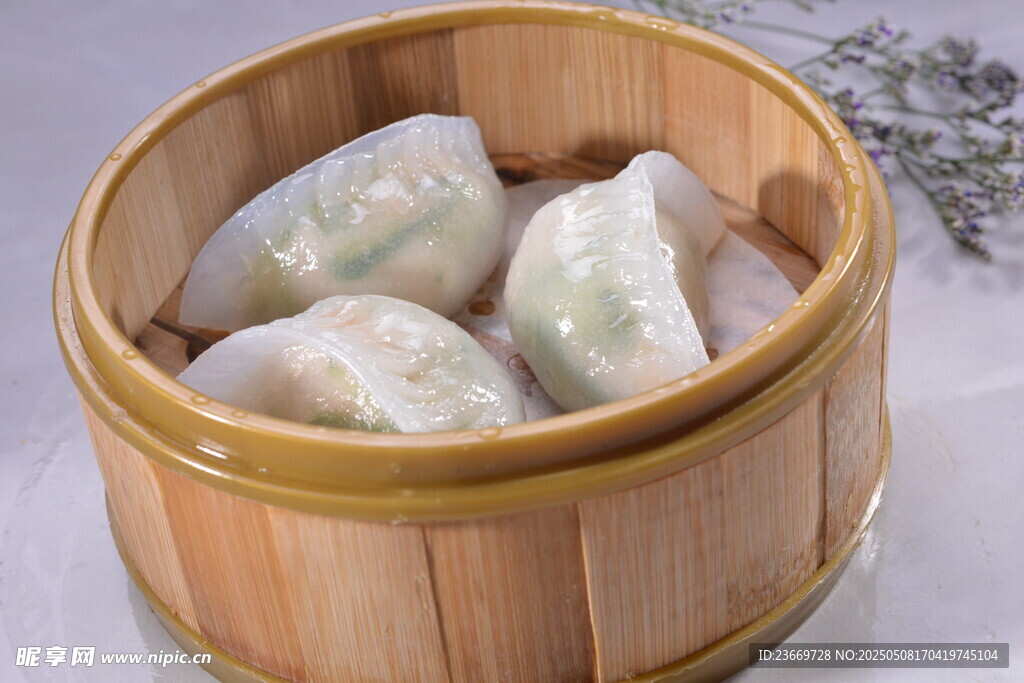 竹制蒸笼里的美味饺子