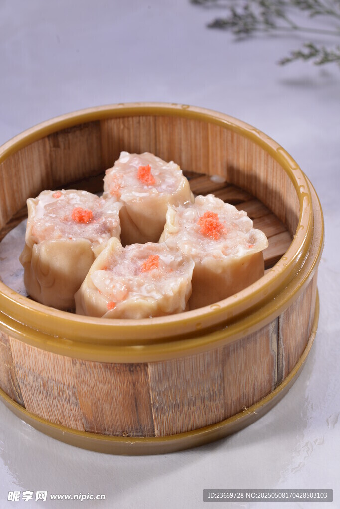 竹制蒸笼里的美味虾肉烧麦