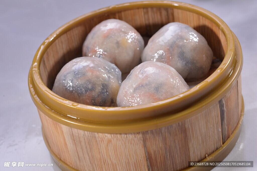 竹制蒸笼里的特色水晶包