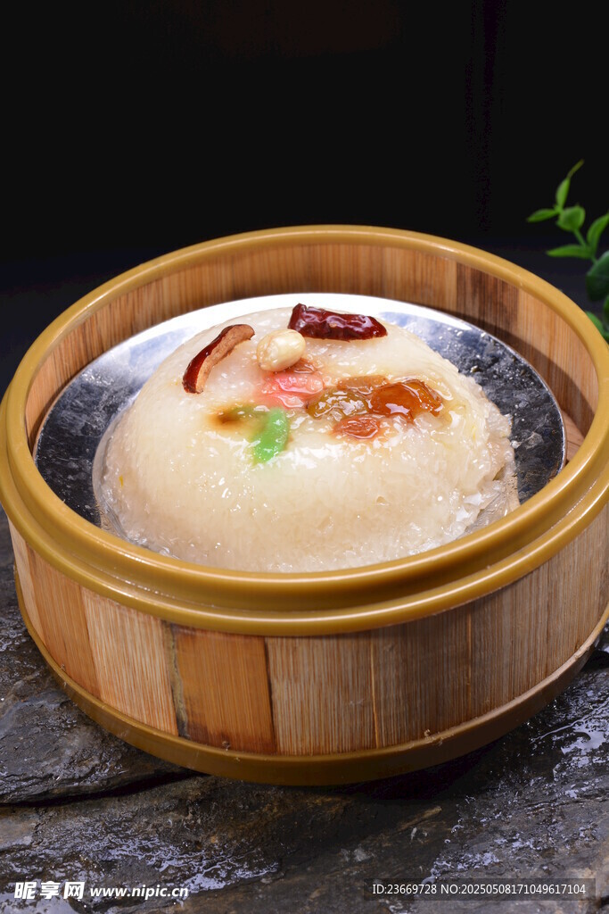 竹笼蒸制的美味特色八宝饭
