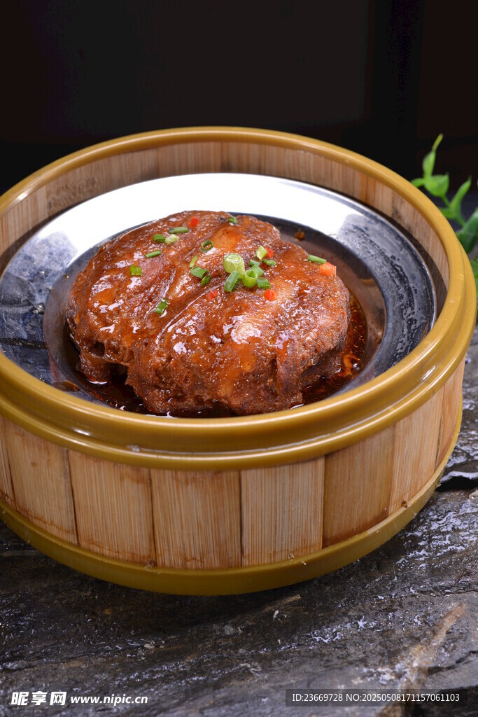 竹制蒸笼里的美味扣肉