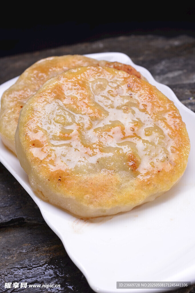 美味香酥馅饼摆于盘中