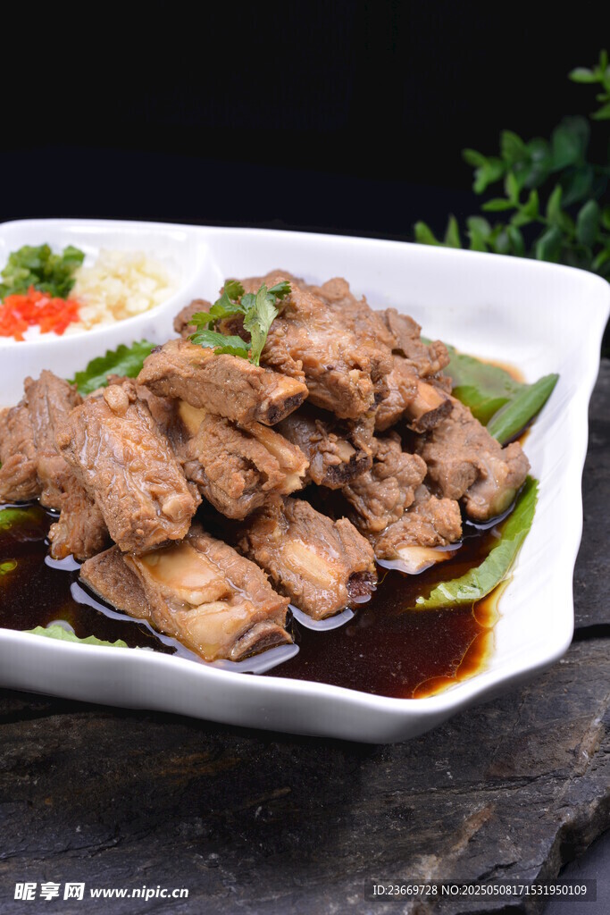 美味红烧排骨摆于盘中
