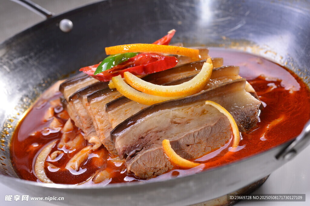 香辣锅中的美味牛肉片