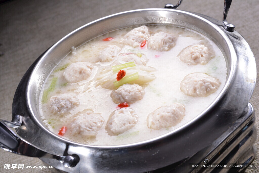 锅中美味肉丸汤