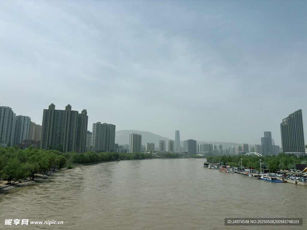 城市河畔风光