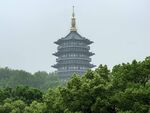 杭州雷峰塔绿树环绕景观