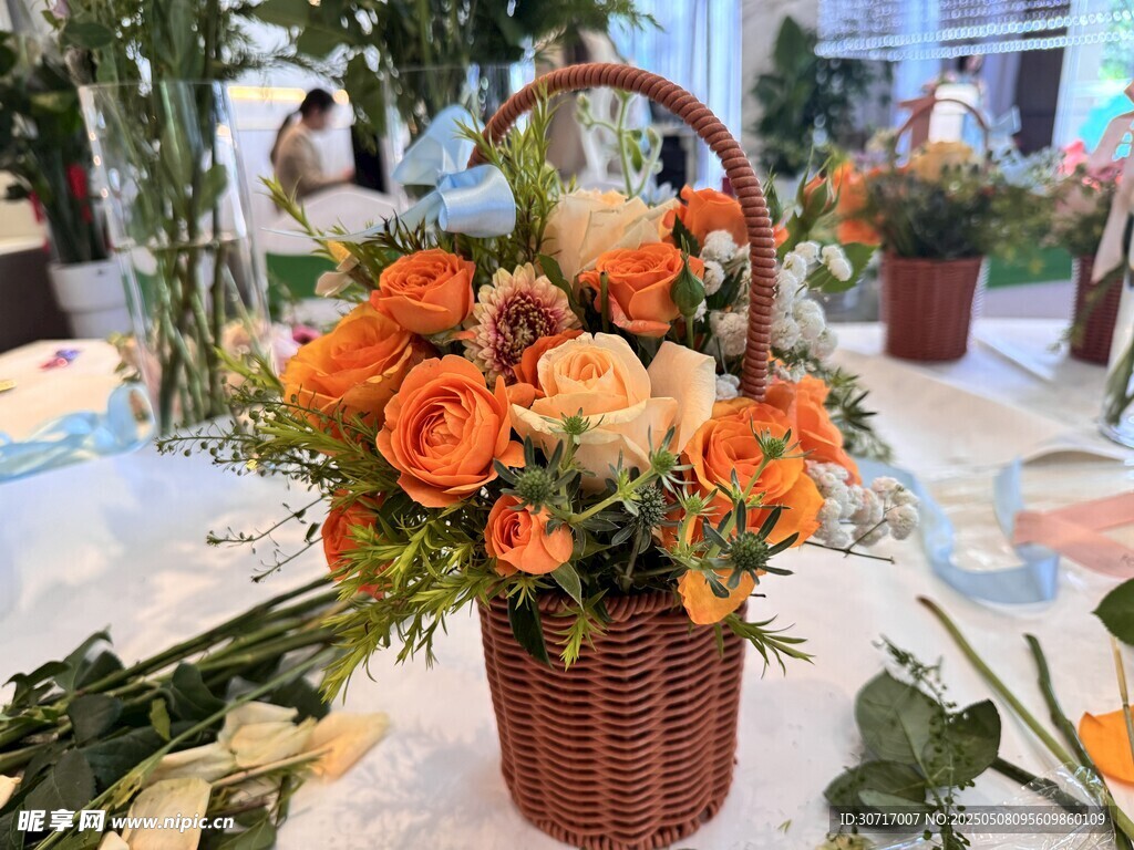 花篮插花 色彩绚丽的装饰