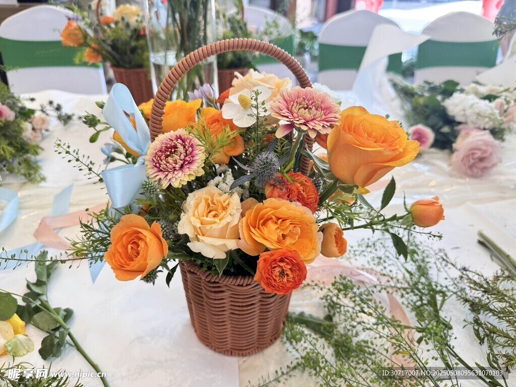 花篮中的多彩鲜花