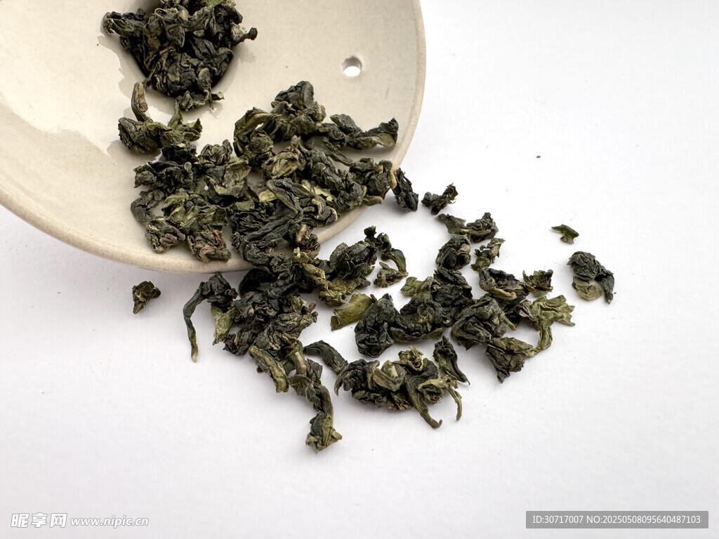 白盘上的散落茶叶