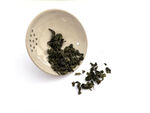 瓷碗中的散装茶叶