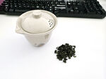 陶瓷茶具与散落茶叶
