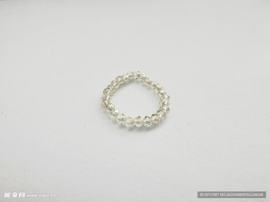 简约水晶戒指饰品展示