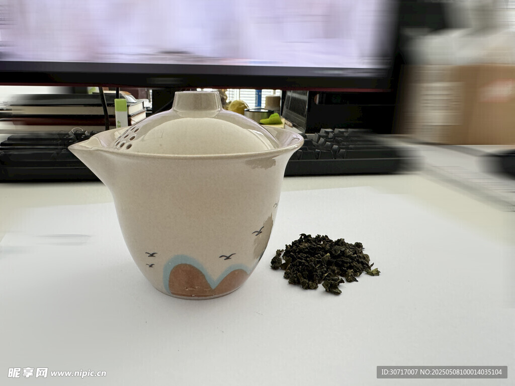 素雅盖碗配散落茶叶
