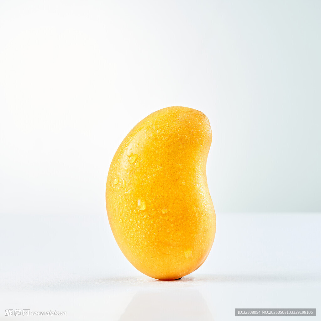 金黄饱满的新鲜芒果