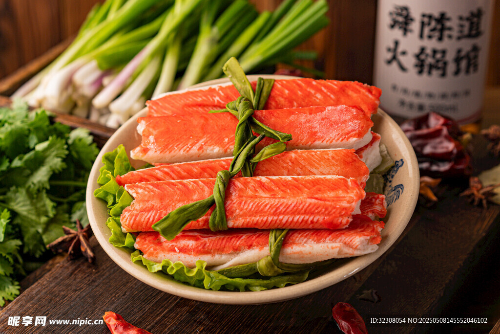 美味蟹棒摆放在盘中