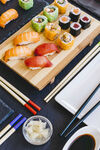 多样寿司拼盘美食展示
