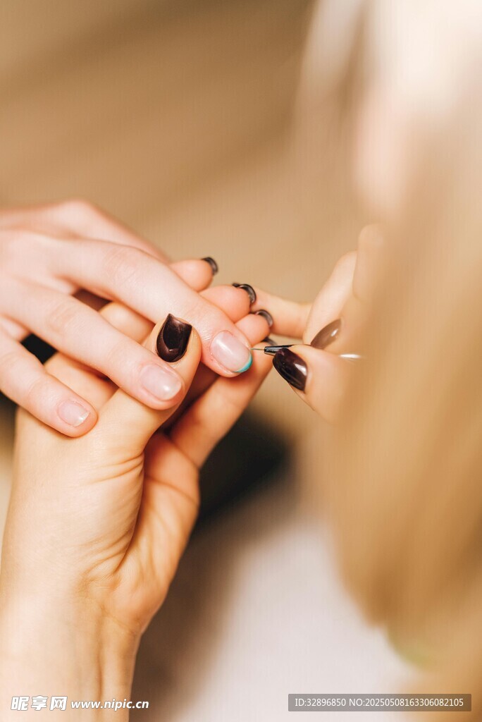 为爱人佩戴戒指的温馨瞬间