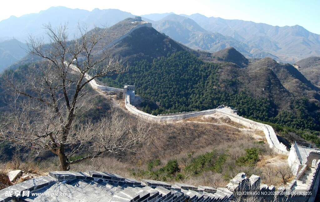 雄伟长城蜿蜒于山峦之间