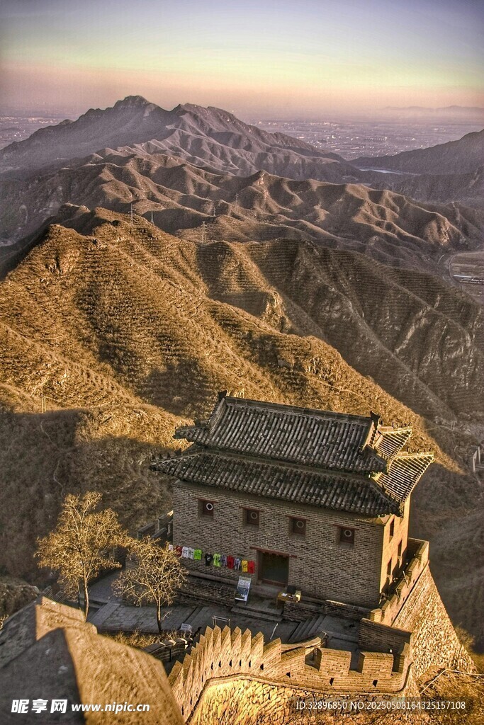 山巅古建映霞光