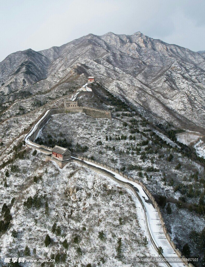 雪覆长城蜿蜒于山峦间