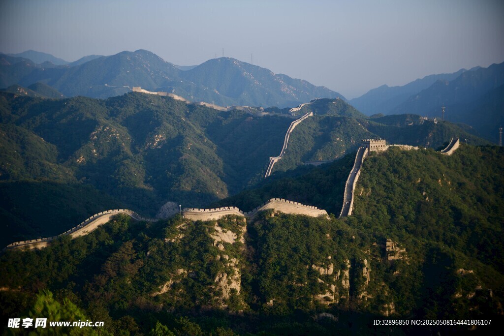 壮丽长城蜿蜒于山峦间
