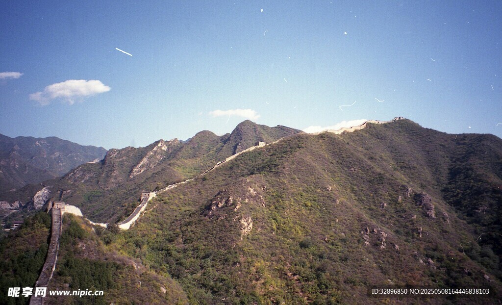 壮丽长城蜿蜒于山峦间
