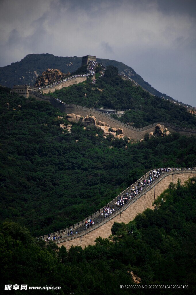 蜿蜒长城隐于青山云雾间