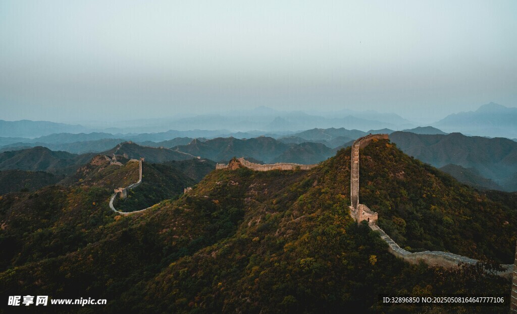 壮丽长城蜿蜒于山峦间