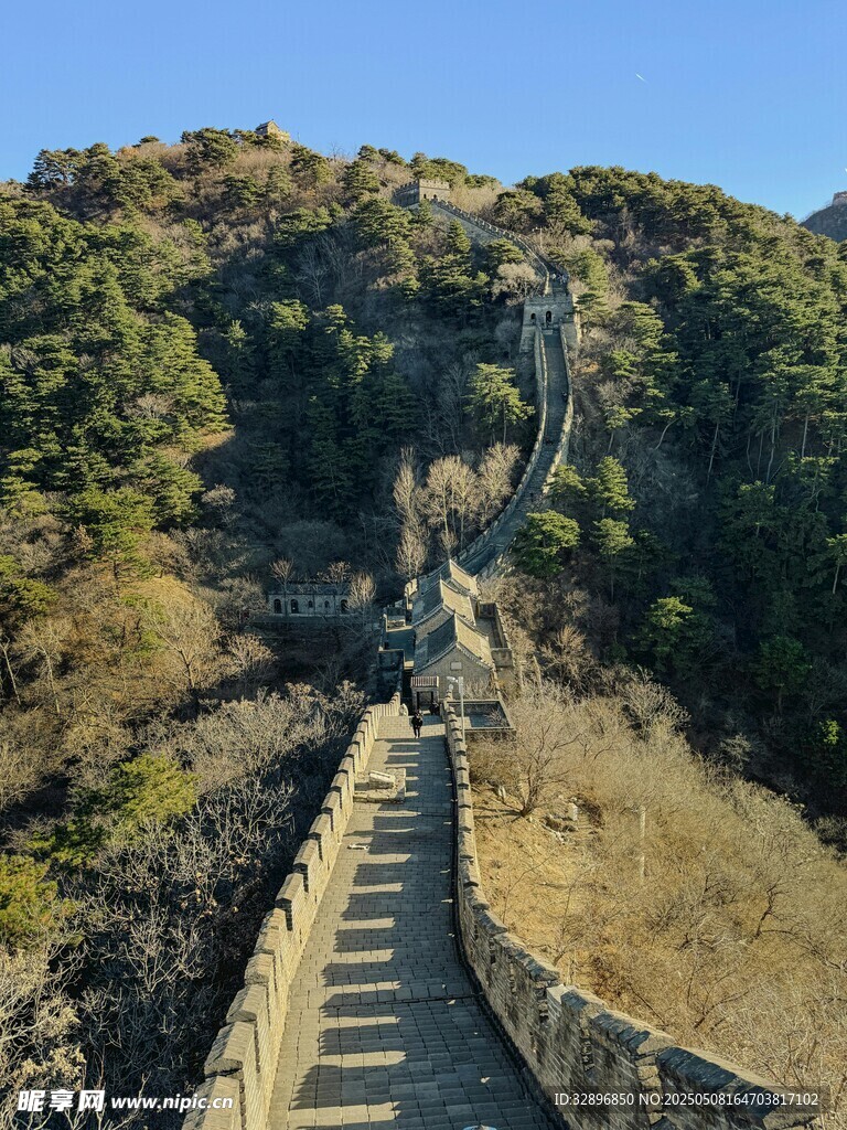 山间石梯蜿蜒至雕塑处