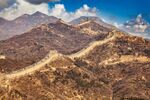 壮丽长城蜿蜒于山峦之间