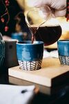 手冲咖啡倒入精致蓝杯