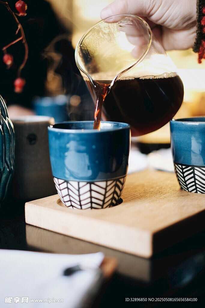 手冲咖啡倒入精致蓝杯