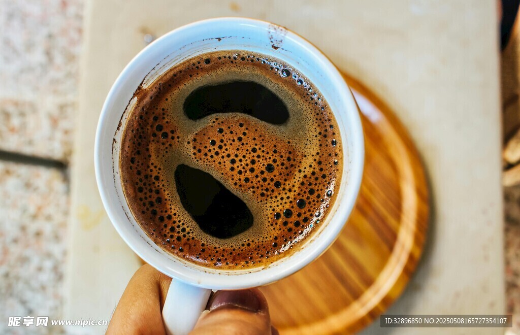 手捧一杯香浓土耳其咖啡