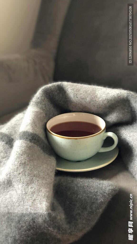毛毯中的温暖茶杯