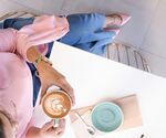 女子惬意享受咖啡时光