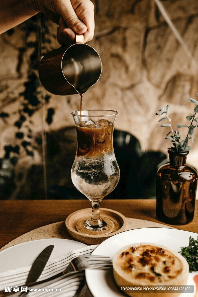 精致咖啡搭配美味甜点