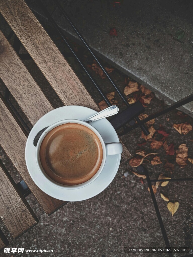 木桌上的一杯热咖啡