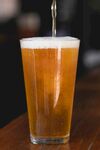 满溢泡沫的金黄啤酒杯