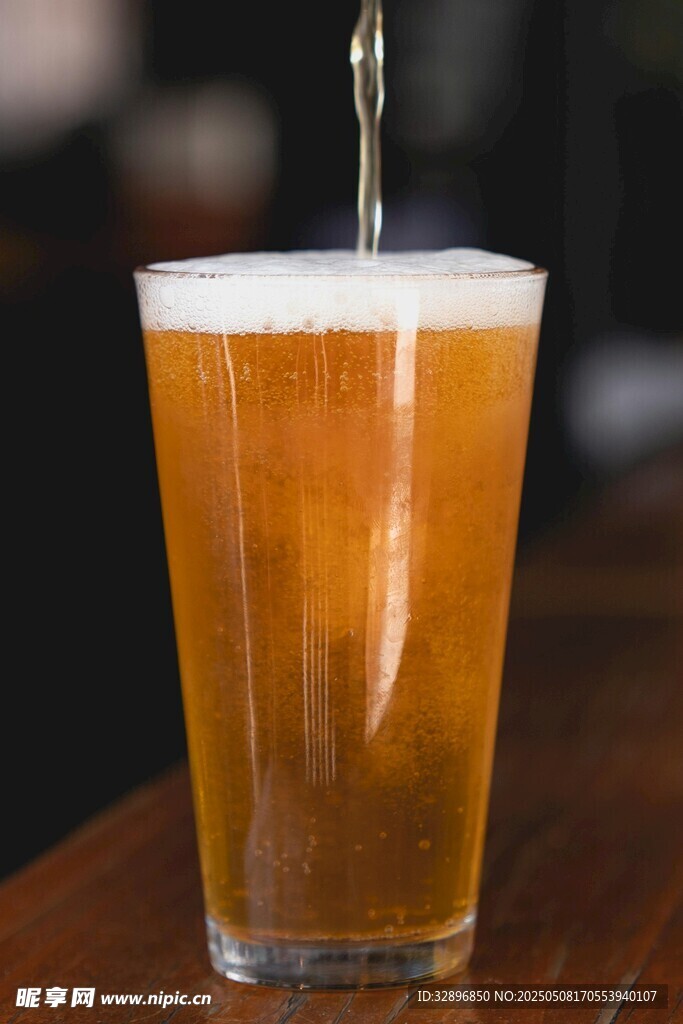 满溢泡沫的金黄啤酒杯