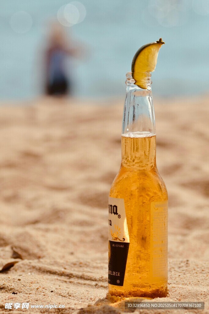 沙滩上的清凉啤酒