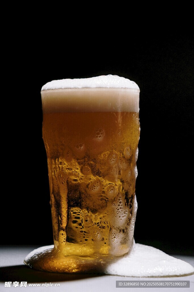 满溢泡沫的金黄啤酒杯