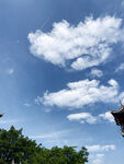 蓝天白云下的中式建筑一角