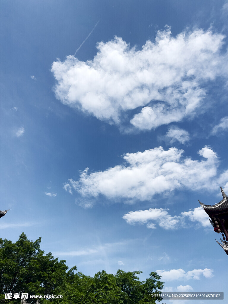 蓝天白云下的中式建筑一角