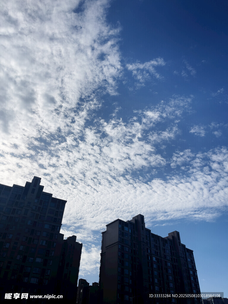 城市上空的蓝天白云